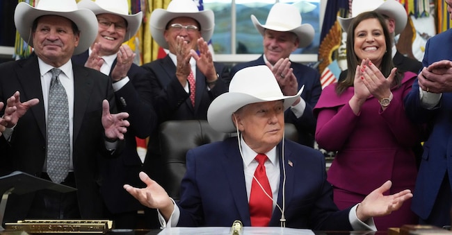 Donald Trump alla Casa Bianca con alcuni ex giocatori della squadra olimpica americana di Hockey del 1980