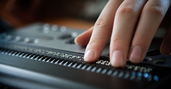 Computer portatile in Braille che consente ai non vedenti di accedere ai computer. (Bsip RF / AGF)