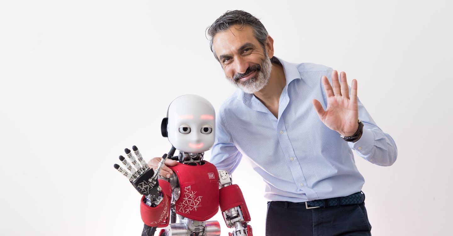 https://i2.res.24o.it/images2010/S24/Documenti/2025/12/17/Immagini/Ritagli/Giorgio%20Metta%20and%20red%20iCub%20waving-U62342205811IhR-1440x752@IlSole24Ore-Web.jpg