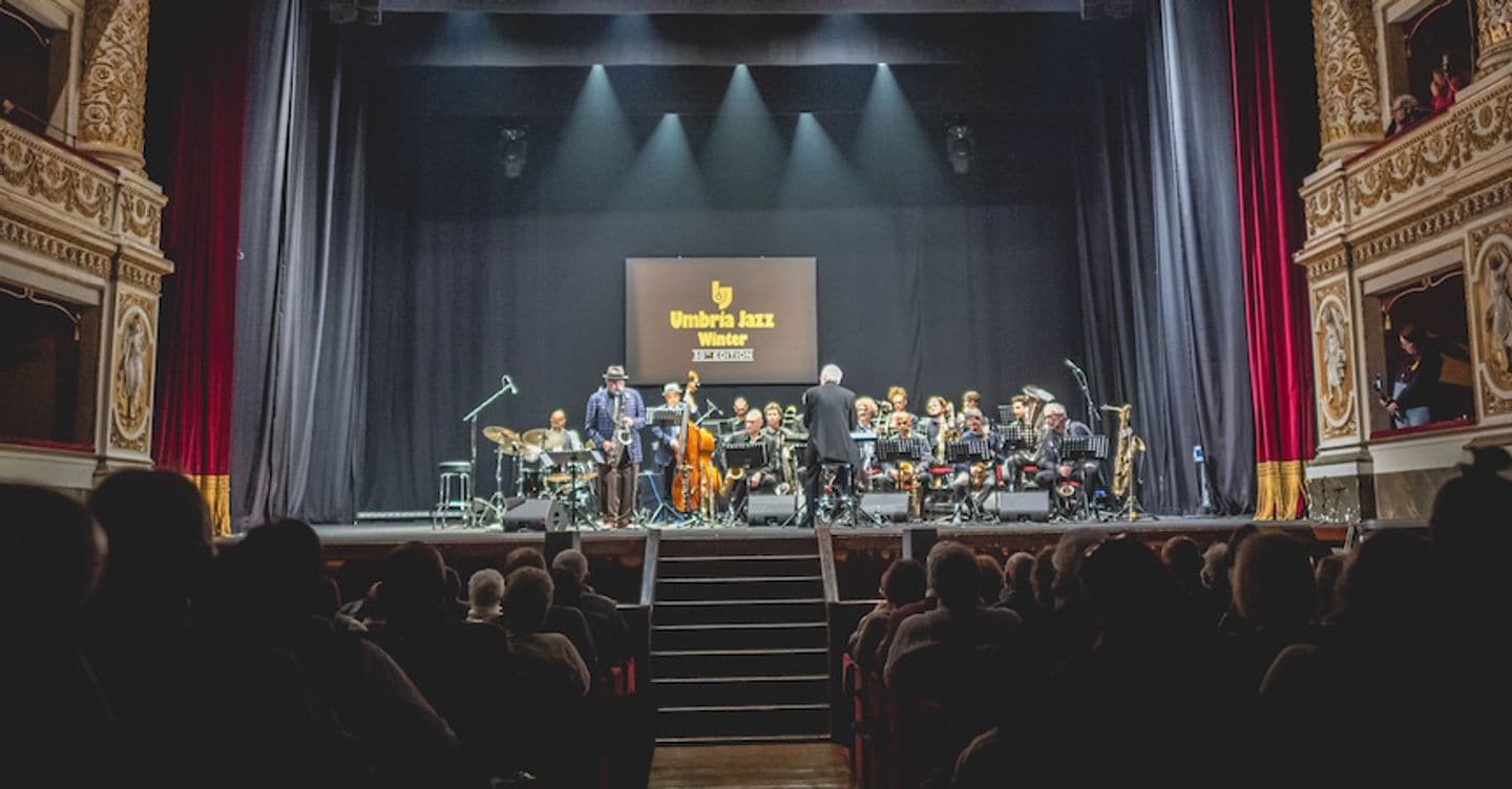 https://i2.res.24o.it/images2010/S24/Documenti/2025/12/17/Immagini/Ritagli/Umbria%20Jazz%20Winter-U60310234418tiw-1440x752@IlSole24Ore-Web.jpg