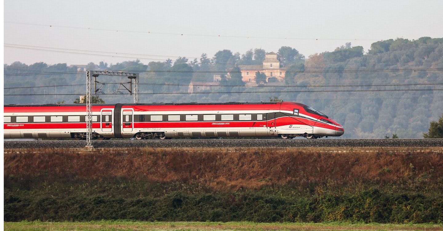 https://i2.res.24o.it/images2010/S24/Documenti/2025/12/17/Immagini/Ritagli/frecciarossa-Imagoeconomica_1331722-U41473778516dOJ-1440x752@IlSole24Ore-Web.jpg