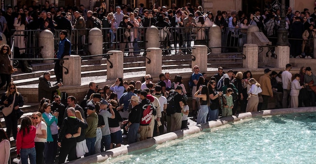 Turisti a Fontana di Trevi, Roma, 31 marzo 2025. ANSA/ANGELO CARCONI