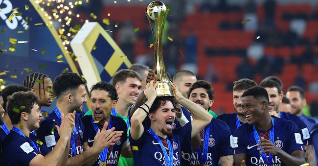 I giocatori del Paris St Germain festeggiano dopo la vittoria contro il Flamengo nella Coppa Intercontinentale. REUTERS/Thaier Al-Sudani
