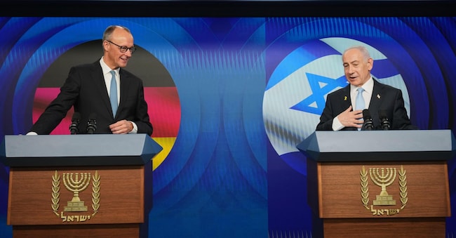Il primo ministro israeliano Benjamin Netanyahu, a destra, e il cancelliere tedesco Friedrich Merz  (Foto AP/Ariel Schalit, piscina)