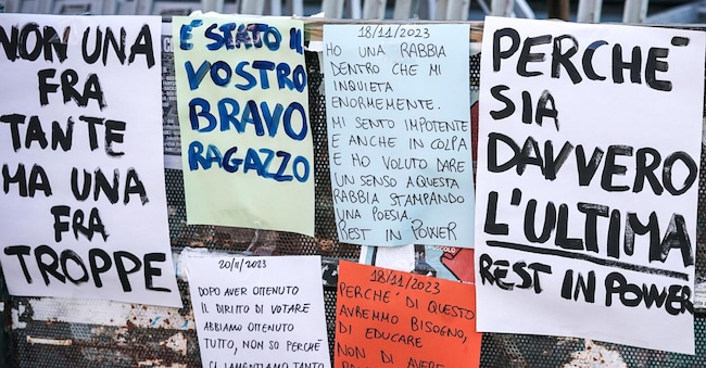 Cartelli contro la violenza sulle donne e in ricordo di Giulia Cecchetin all'esterno dell'università di Palazzo Nuovo, Torino, 21 novembre 2023 ANSA/TINO ROMANO (femminicidio, rumore, violenza donne )
