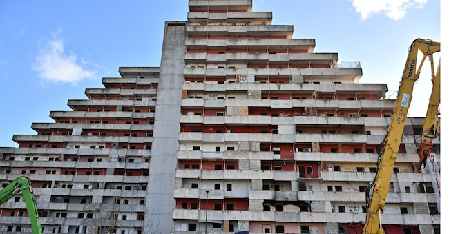 Foto IPP/Felice De Martino  Napoli 17/12/2025  Inizio demolzione della Vela Rossa a Scampia  Italy Photo Press World Copyright Napoli, Scampia si libera del suo simbolo: abbattuta la Vela Rossa di "Gomorra"