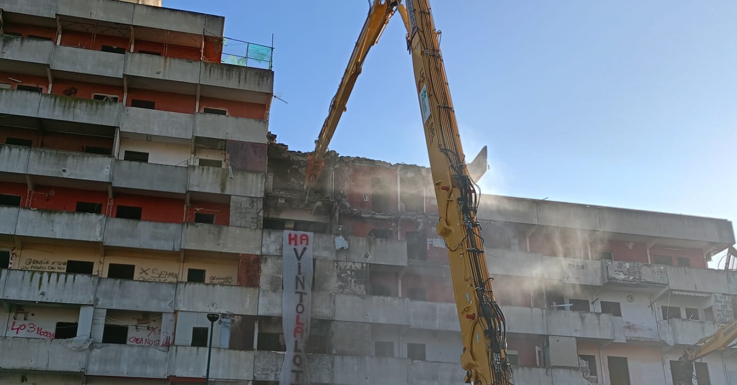 Napoli, iniziata la demolizione dell’ultima Vela di Scampia