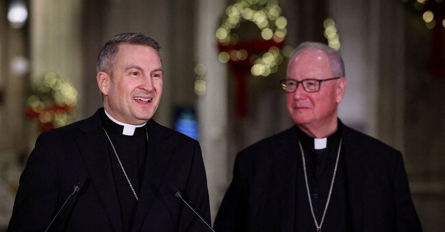 L'arcivescovo designato Ronald Hicks parla affiancato dal cardinale Timothy Dolan, arcivescovo uscente di New York, durante una conferenza stampa nella Cattedrale di San Patrizio, a New York City, Stati Uniti, 18 dicembre 2025.  REUTERS/Brendan McDermid
