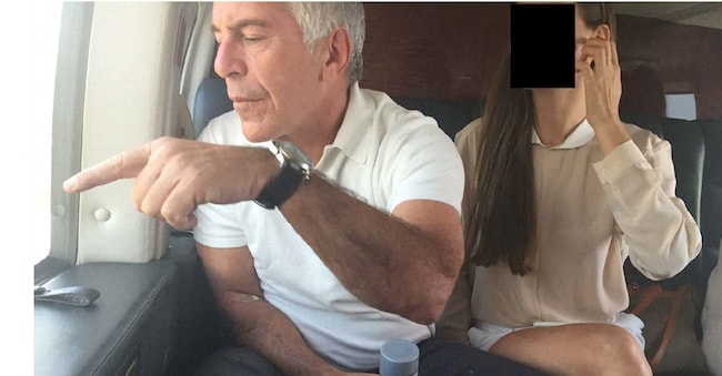 L'ex finanziere e condannato per reati sessuali Jeffrey Epstein appare con una donna, la cui identità è stata oscurata, in questa immagine del patrimonio di Epstein rilasciata dai Democratici del Comitato di Supervisione della Camera a Washington, D.C., Stati Uniti, il 18 dicembre 2025. 