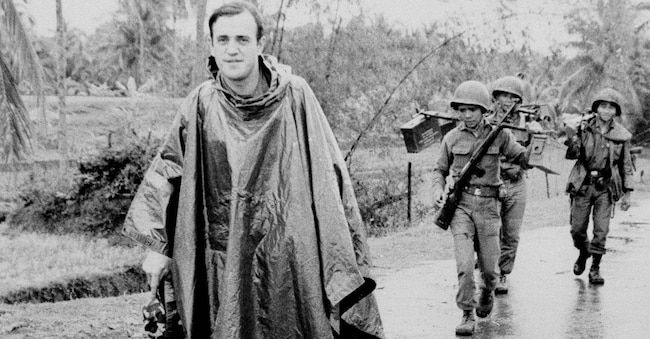  Il corrispondente dell’Associated Press Peter Arnett, a sinistra, marcia con le truppe vietnamite in Vietnam, 11 novembre 1965. (AP Photo, File) Associate Press/LaPresse Solo Italia e Spagna