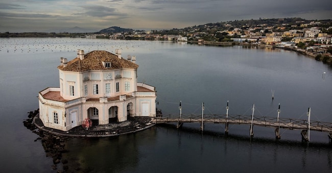 La Casina Vanvitelliana sul lago Fusaro, Bacoli. ANSA/CESARE ABBATE