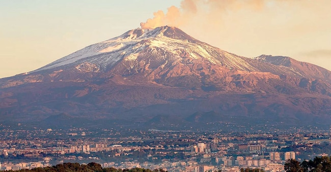 Sotto la vetta dell’Etna, la quinta più elevata d’Italia, si estende la città di Catania