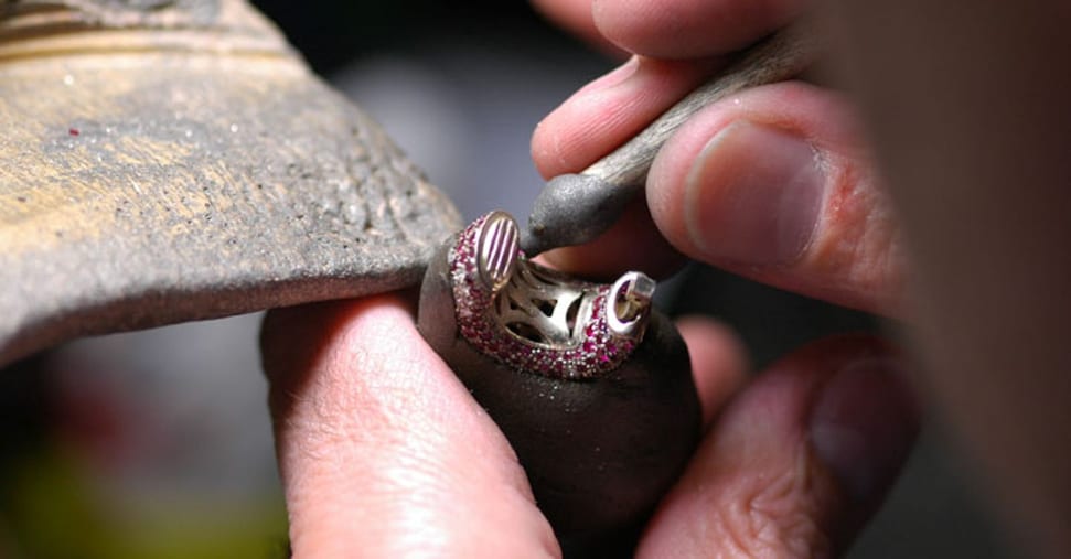 Kering investe sui gioielli e rileva il 20% del gruppo manifatturiero Raselli Franco