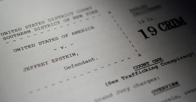 Un atto di accusa non sigillato, appena reso pubblico, nei confronti del defunto finanziere e molestatore sessuale Jeffrey Epstein è visibile in questa immagine distribuita dal Dipartimento di Giustizia degli Stati. REUTERS/Jonathan Ernst