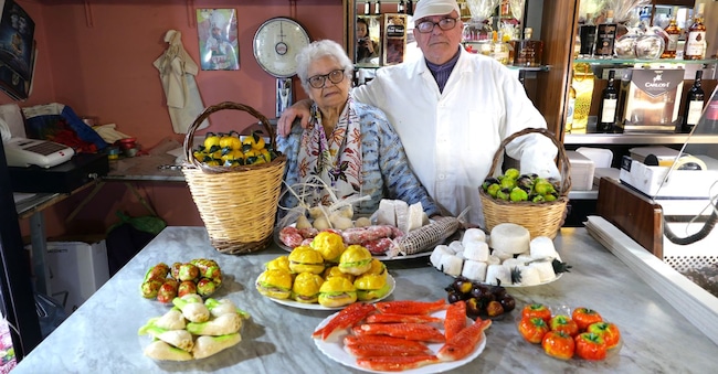Il banco dei curiosi dolci alla pasta di mandorla dei pasticceri Pranzo