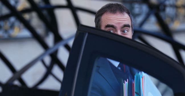 Il primo ministro francese Sebastien Lecornu esce da una riunione settimanale di gabinetto presso il palazzo presidenziale dell'Eliseo a Parigi il 17 dicembre 2025. (Foto di Dimitar DILKOFF / AFP)