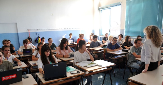 PRIMO GIORNO DI SCUOLA
LICEO ALESSANDRO VOLTA
AULA CLASSE
LEZIONE BANCHI ISTRUZIONE
STUDENTI
DOCENTE INSEGNANTE PROFESSORESSA
PC NOTEBOOK PORTATILE PORTATILI