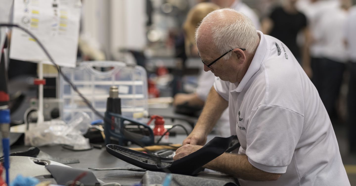 A dicembre fiducia imprese ai massimi da marzo grazie ai servizi, ma industria in calo; consumatori più ottimisti per le festività