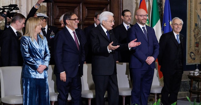 La presidente del Consiglio Giorgia Meloni, il presidente del Senato Ignazio La Russa, il presidente della Repubblica Sergio Mattarella, il presidente della Camera Lorenzo Fontana il presidente della Corte costituzionale Giovanni Amoroso al Quirinale in occasione della cerimonia per lo scambio di auguri di fine anno con i rappresentanti delle istituzioni, delle forze politiche e della società civile, Roma, Venerdì 19 Dicembre 2025 (Foto Roberto Monaldo / LaPresse)