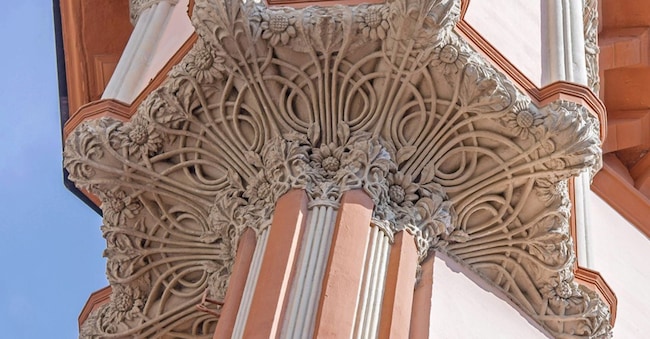 Un particolare della Palazzina Velardi a Napoli