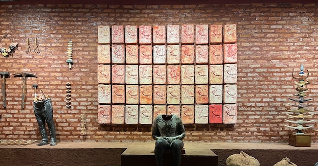 Birender Yadav, «Only the Earth Knows Their Labour» (2025), installazione alla Biennale di Kochi-Muziris 2025