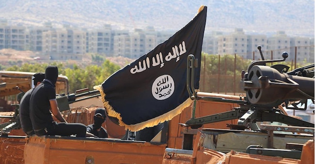 Uomini armati e incappucciati con bandiere nere dell'Isis