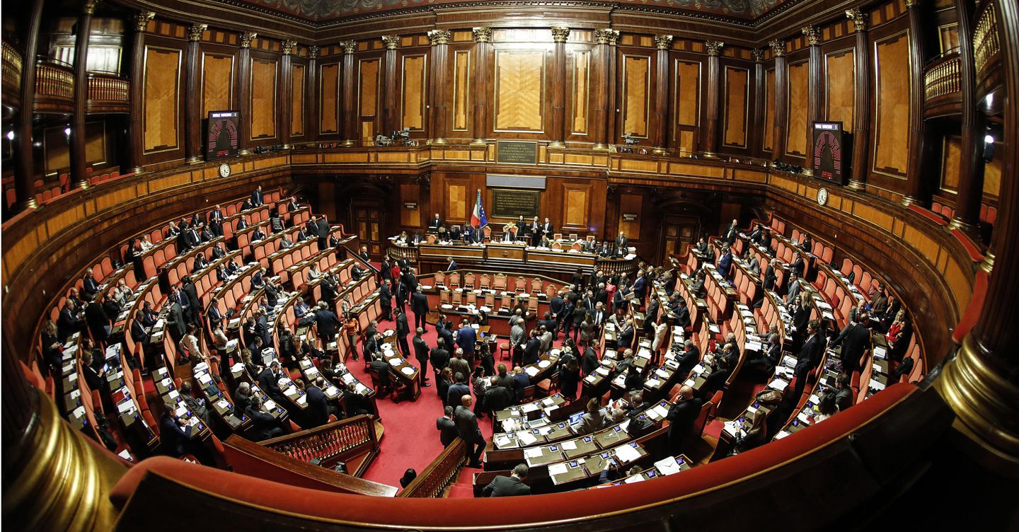 https://i2.res.24o.it/images2010/S24/Documenti/2025/12/21/Immagini/Ritagli/senato-emiciclo-palazzo-madama-decreto-fiscale-ansa-U84141608330KWV-1440x752@IlSole24Ore-Web.jpg