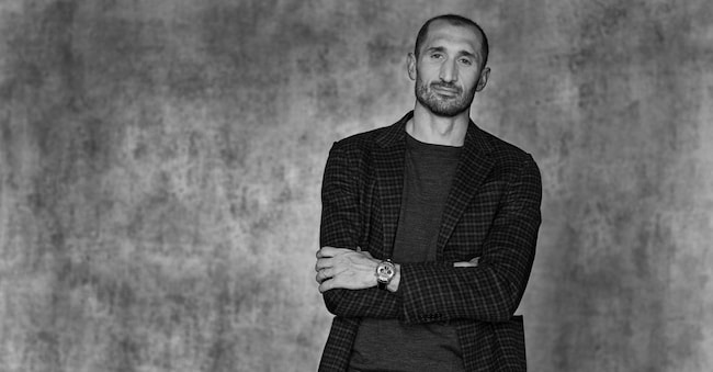 Giorgio Chiellini, attuale Director of Football Strategy, della Juventus, è stato uno dei difensori più forti degli ultimi 20 anni. Ha smesso con il calcio giocato nel 2023 dopo aver vestito le maglie di Livorno, Fiorentina, Juventus e Nazionale Italiana. Tra i suoi successi, 9 scudetti con la Juventus e l’Europeo con la Nazionale Italiana a EURO 2020. È brand ambassador della casa orologiera Breitling di cui nella foto indossa il modello Navitimer B01 Chronograph 43 (9.300 euro).
