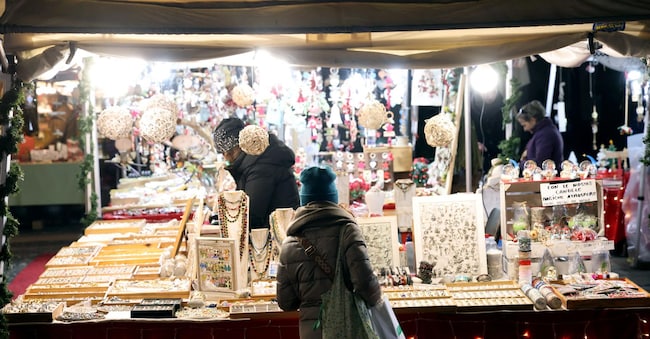 Un mercatino di Natale allestito in piazza San Fedele a Como, 22 Dicembre 2025.
