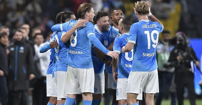David Neres del Napoli festeggia con i compagni di squadra dopo aver segnato il gol dell'1-0 durante la Supercoppa Italiana, la finale di Supercoppa Italiana tra SSC Napoli e Bologna FC 1909, a Riyadh, Arabia Saudita, 22 dicembre 2025. EPA/STRINGER