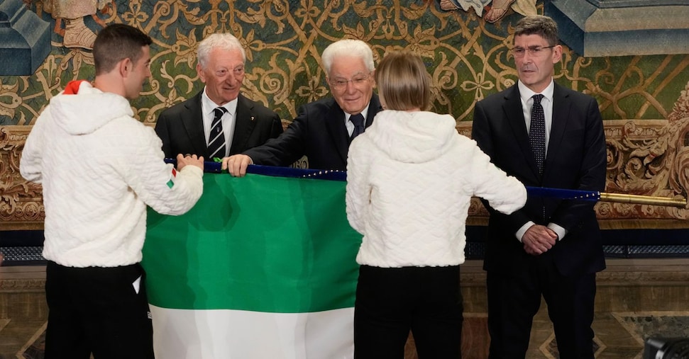 Milano Cortina, Mattarella consegna il tricolore ai portabandiera: «Giochi saranno messaggio di pace»