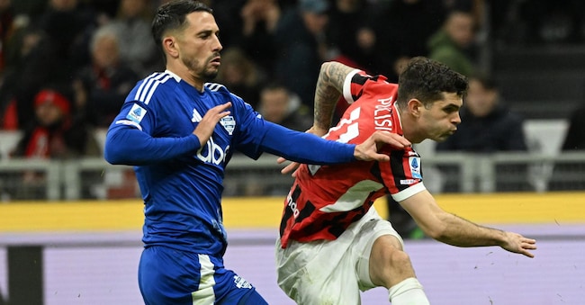 Giocatori di Como e Milan (Christian Pulisic) in azione allo stadio Meazza di Milano lo scorso 15 marzo 2025. ANSA/DANIEL DAL ZENNARO