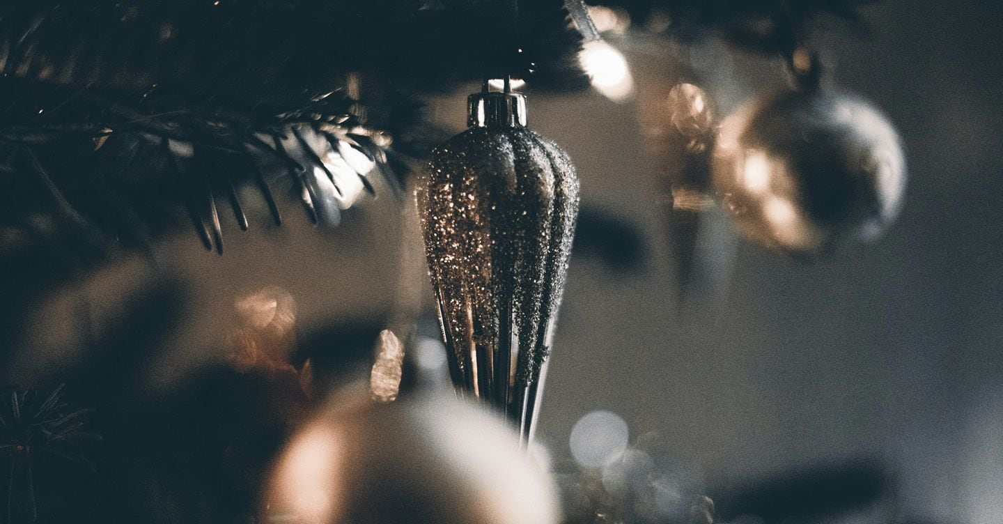 Baubles d’autore: addobbi per i giorni di festa di porcellana, oro, argento