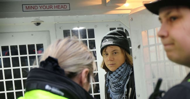 L’attivista svedese Greta Thunberg seduta all’interno di un furgone della polizia mentre veniva arrestata durante una protesta pro-palestinese per aver tenuto in mano un cartello in cui si diceva che sosteneva i prigionieri legati a Palestine Action, un’organizzazione che il governo britannico ha proscritto come gruppo terroristico, a Londra, Gran Bretagna, il 23 dicembre 2025.  via REUTERS    THIS IMAGE HAS BEEN SUPPLIED BY A THIRD PARTY.