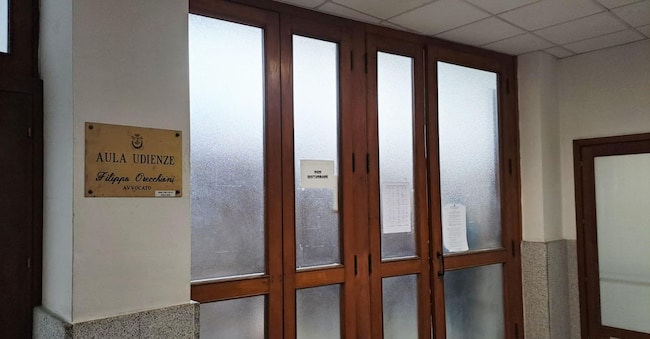 L'esterno dell'aula del tribunale dove si svolge l'udienza a porte chiuse del processo a Ciro Grillo e altri 3 giovani accusati di stupro di gruppo, Tempio Pausania, 22 settembre 2025. ANSA