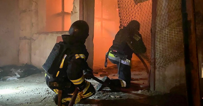 Una foto diffusa dal Servizio di emergenza statale mostra i soccorritori ucraini al lavoro sul luogo di un attacco russo contro un’infrastruttura portuale nella regione di Odessa, in Ucraina, il 23 dicembre 2025, durante l’invasione russa. Secondo il Servizio di emergenza statale ucraino, la Russia ha utilizzato più di 650 droni d’urto e 38 missili di diverso tipo negli attacchi combinati notturni in tutta l’Ucraina. 