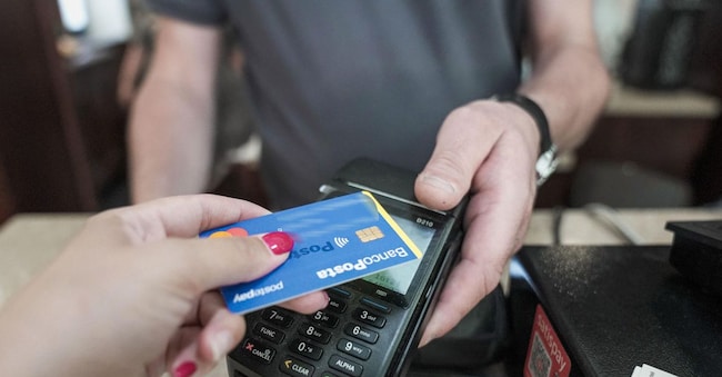 Foto generiche di pagamento con il pos in diversi esercizi commerciali e negozi, Torino, 29 luglio 2023 ANSA/JESSICA PASQUALON