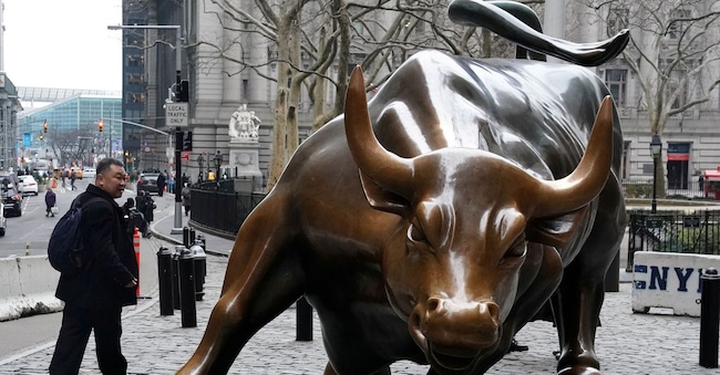Il Charging Bull o Toro di Wall Street è raffigurato nel quartiere di Manhattan di New York. REUTERS/Carlo Allegri/File Photo
