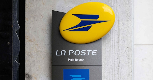 Questa fotografia mostra il logo del servizio postale francese La Poste e del servizio bancario La Banque Postale nel centro di Parigi (Foto di Martin LELIEVRE / AFP)