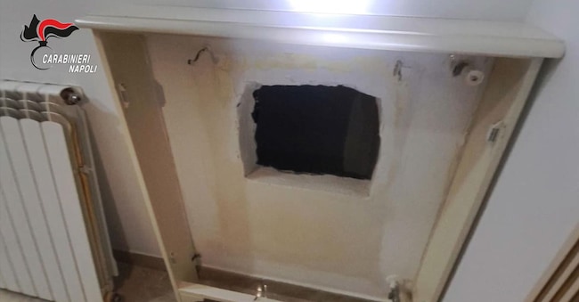 Un frame del video del nascondiglio nel quartiere Barra di Napoli dove è stato trovato e arrestato dai Carabinieri dei Nucleo Investigativo di Napoli, Ciro Andolfi. ANSA / Ufficio stampa Carabinieri
 