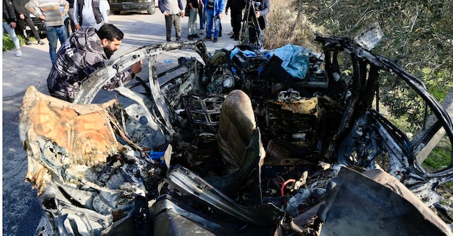 I servizi di emergenza libanesi ispezionano un'auto colpita da un drone israeliano ad Aatqanit, nel sud del Libano, il 22 dicembre 2025. Secondo l'agenzia di stampa nazionale libanese, tre persone sono rimaste uccise nell'attacco del drone.  EPA/STRINGER