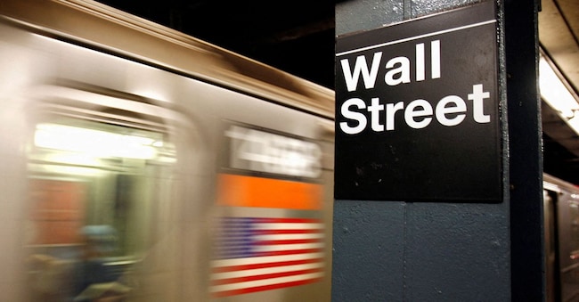 Un cartello di fermata della metropolitana di Wall Street a New York.     Foto REUTERS/Shannon Stapleton/File Photo
