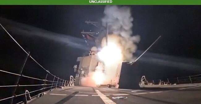 Un missile viene lanciato da un'imbarcazione militare in una località non identificata, in questo screenshot ottenuto da un video diffuso dal Dipartimento della Guerra il 25 dicembre 2025. U.S. Department of War Via X/Handout via REUTERS 