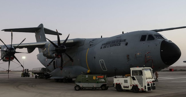 Un Airbus A400M dell’aeronautica militare francese è parcheggiato sulla pista della base aerea francese 104, nel complesso della base aerea di Al Dhafra vicino ad Abu Dhabi (Foto di Ludovic MARIN / AFP)