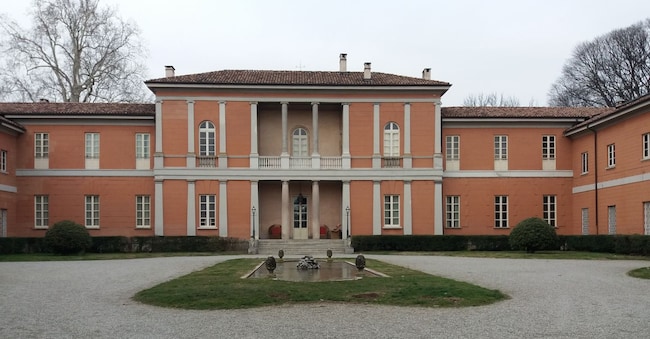 A Brusuglio, in comune di Cormano, si trova Villa Manzoni, residenza estiva e di villeggiatura della famiglia dello scrittore