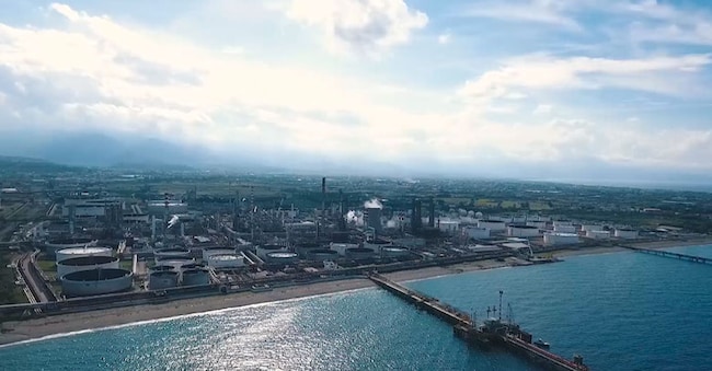 Una veduta della Raffineria di Milazzo di proprietà di Eni e Q8