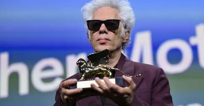 Il regista americano Jim Jarmusch, Leone d’Oro alla Mostra del Cinema di Venezia 2025, ha annunciato che sta avviando le pratiche per ottenere la cittadinanza francese