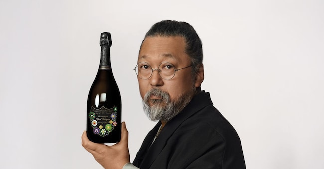 L’artista Takashi Murakami con una bottiglia da lui personalizzata di Dom Pérignon Vintage 2015. ©TAKASHI MURAKAMI/KAIKAI KIKI CO.,LTD