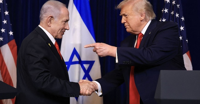  Il Presidente degli Stati Uniti Donald Trump stringe la mano al Primo Ministro israeliano Benjamin Netanyahu durante una conferenza stampa nel suo club Mar-a-Lago il 29 dicembre 2025 a Palm Beach, Florida. I due leader hanno avuto un incontro bilaterale per discutere della sicurezza regionale in Medio Oriente e della partnership tra Stati Uniti e Israele.   Joe Raedle/Getty Images/AFP (Foto di JOE RAEDLE / GETTY IMAGES NORTH AMERICA / Getty Images via AFP)