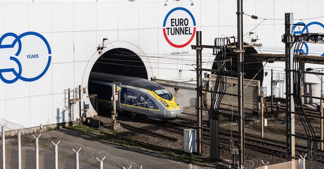 Un treno passeggeri Eurostar entra nel tunnel della Manica, gestito dalla società Eurotunnel, a Coquelles, nel nord della Francia, il 4 aprile 2025. (Foto di Sameer Al-DOUMY / AFP)